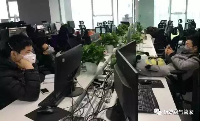 成都一公司边装修边办公，装修味道呛人 员工戴防毒面具办公