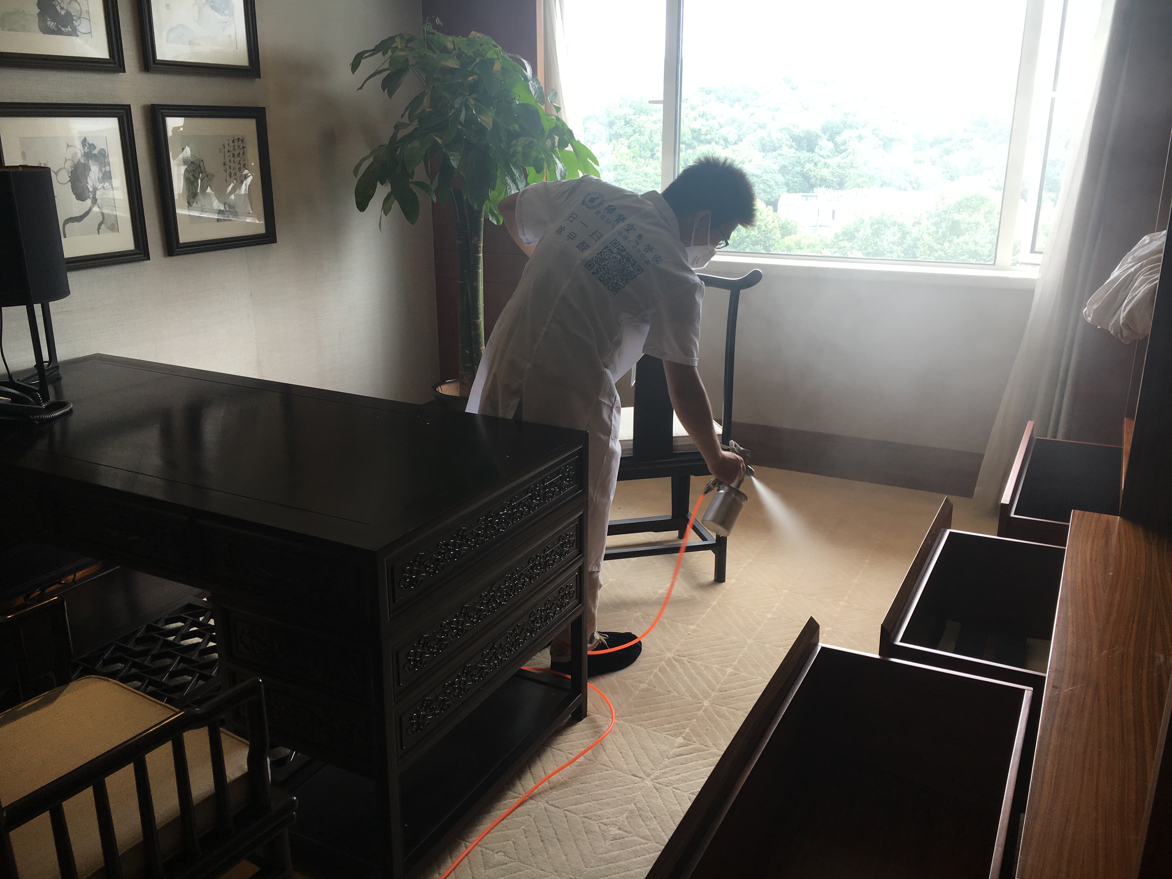 前段时间，王先生家中房子装修。入住没多久王先生就感觉自己身体出现了一些异样，时常感到胸闷气短、呼吸不畅，严重的时候还会出现短时间的晕眩。王先生以为是自己的身体出现了什么状况便跑到家附近的诊所询问。医生一看便问王先生家中最近是否装修，王先生感觉很诧异。医生说这样的症状是典型的甲醛中毒。王先生就咨询了除甲醛公司如何清除新房装修后残留的甲醛？